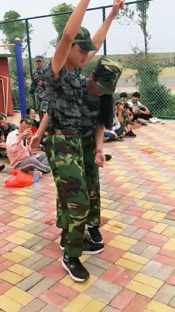 教官操场吃瓜,揭秘背后的真相与反思