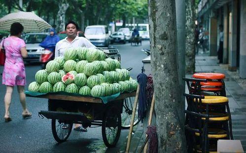 国贸路边吃瓜,边走边吃，感受市井烟火气