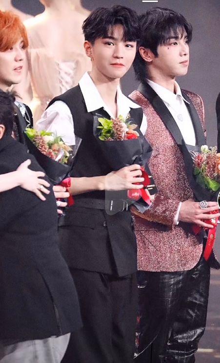 明星戴话筒,闪耀舞台的瞬间